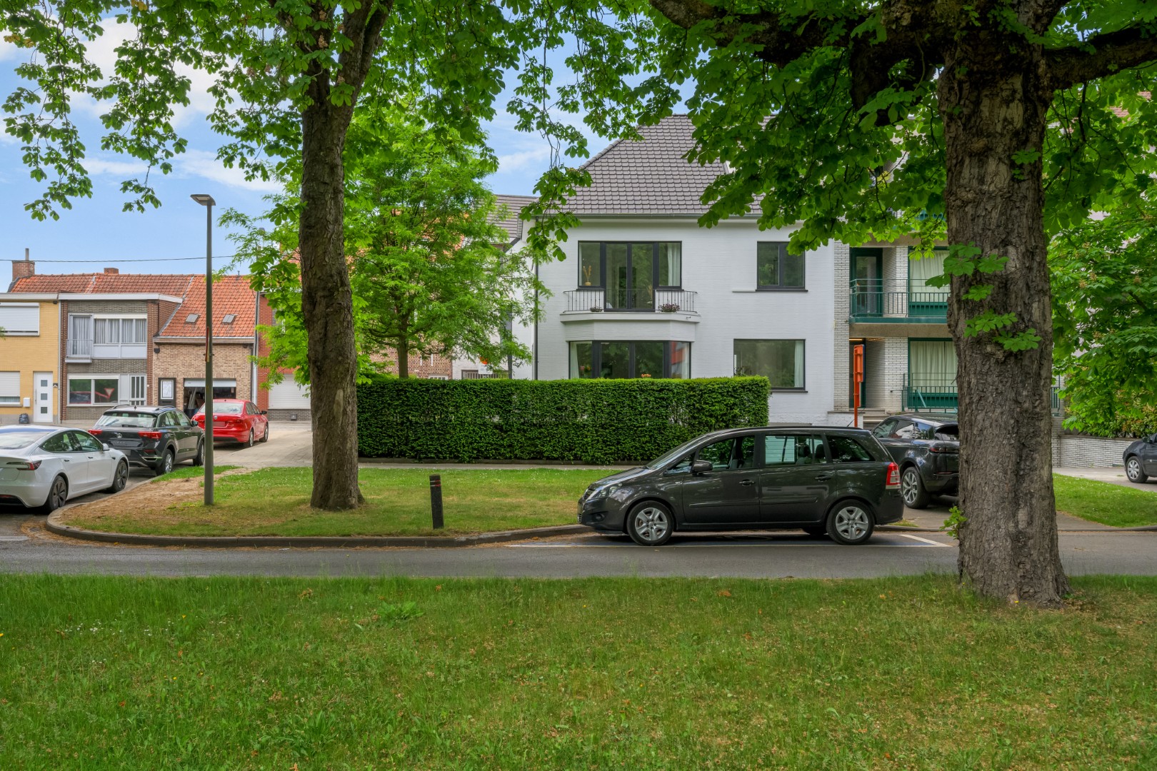 Vooraanzicht van de woning aan het Astridpark, volledig gerenoveerd met herstelde gevel